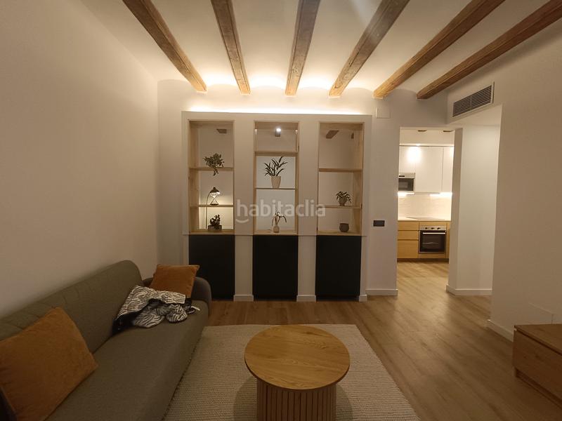 Foto 55f2f4fd-569f-473c-9fe3-52062bd0a61d. Piso  recién reformado con 3 balcones en Gòtic Barcelona