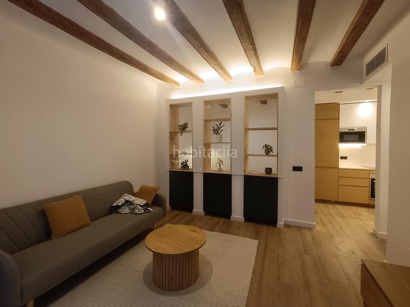 Foto 6cca2830-e054-474e-b64e-d7ace78554e2. Piso  recién reformado con 3 balcones en Gòtic Barcelona