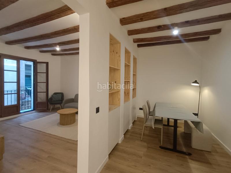 Foto 85db398d-51af-40b3-b8fe-af007d360256. Piso  recién reformado con 3 balcones en Gòtic Barcelona