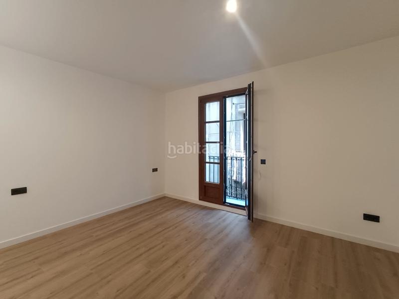 Foto 92af67c2-8080-4f53-8237-0b77b4b75fb2. Piso  recién reformado con 3 balcones en Gòtic Barcelona