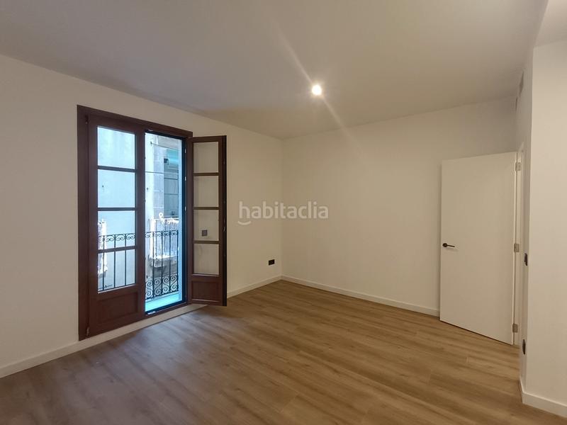 Foto b7512171-0914-441c-867e-3c88df8fc485. Piso  recién reformado con 3 balcones en Gòtic Barcelona