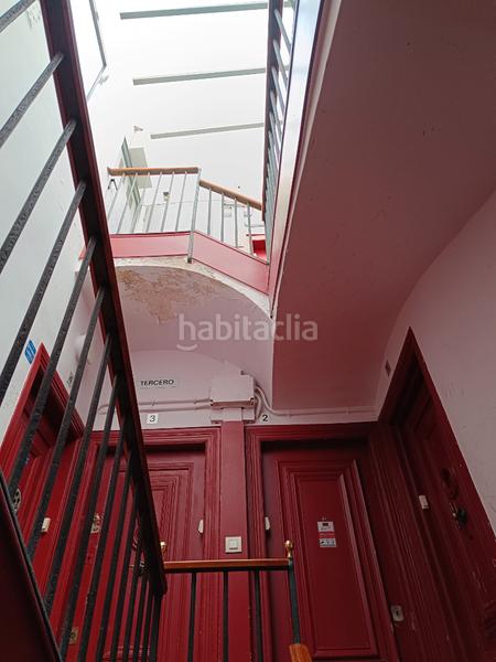 Foto bbbec1b7-fe2e-45e7-9eec-a4fedf624773. Piso  recién reformado con 3 balcones en Gòtic Barcelona