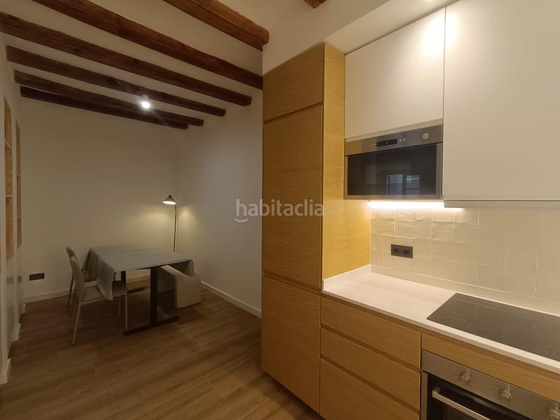 Foto e0ee77aa-8d02-40a5-b161-8c2f1944a99c. Piso  recién reformado con 3 balcones en Gòtic Barcelona
