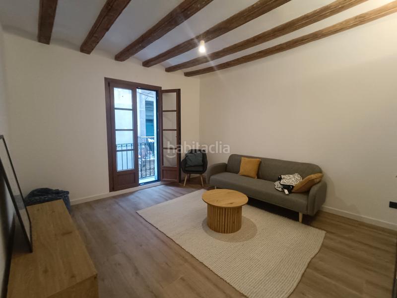 Foto e148a413-4acd-4836-8e84-0bfaab23437d. Piso  recién reformado con 3 balcones en Gòtic Barcelona