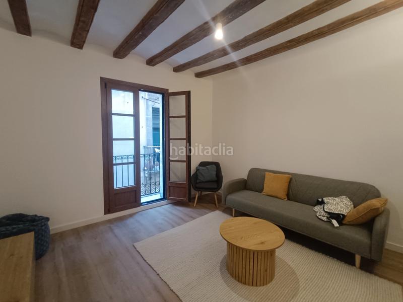 Foto e16df820-5577-453f-9cd5-4f46d1581de8. Piso  recién reformado con 3 balcones en Gòtic Barcelona