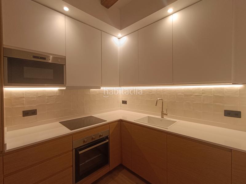 Foto ec876c16-0862-4024-8a74-cb67119eead5. Piso  recién reformado con 3 balcones en Gòtic Barcelona