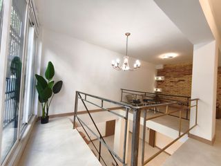 Duplex in Carrer de la concòrdia 56. Dúplex reformado muy amplio y céntrico