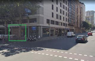 Location Local commercial  Avinguda de josep tarradellas. Josep tarradellas / avda. sarria.   local con 4 metros de fachad