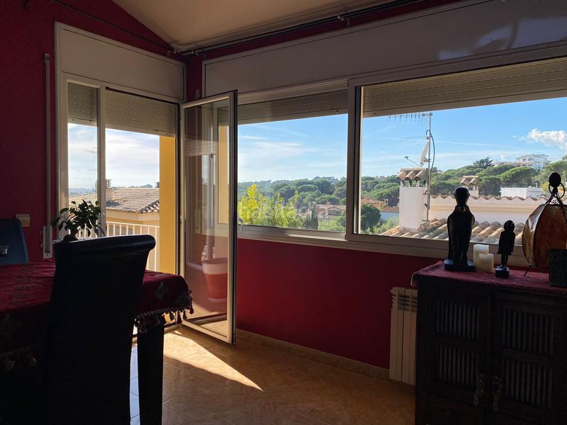 Foto c037c3a6-c76a-4755-93dd-abc9c6c21caa. Chalet casa con piscina en residencial en residencial Blanes - vistamar Blanes