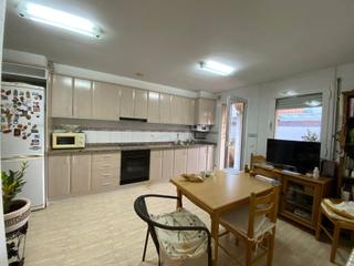 Etagenwohnung  Carrer de les gavarres. Piso muy amplio de  2 habitaciones, ideal para parejas con niños