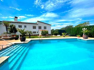 Xalet a Carrer josep irla i bosch 27. Torre con 2.000 m2 de parcela plana. casa construida de 425 m2 +