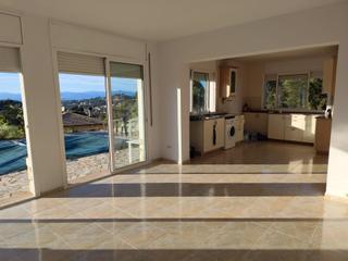 Chalet à Carrer astres 24. Lloret residencial. torre seminueva de 4 dormitorios 2 baños tod