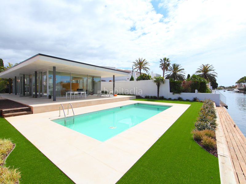 Foto 5d4858eb-77da-413b-b4fa-439910247592. Casa amb calefacció aparcament piscina a Peni Empuriabrava