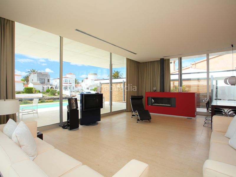Foto 729c503a-601d-4312-ae8f-314800b824e3. Casa amb calefacció aparcament piscina a Peni Empuriabrava