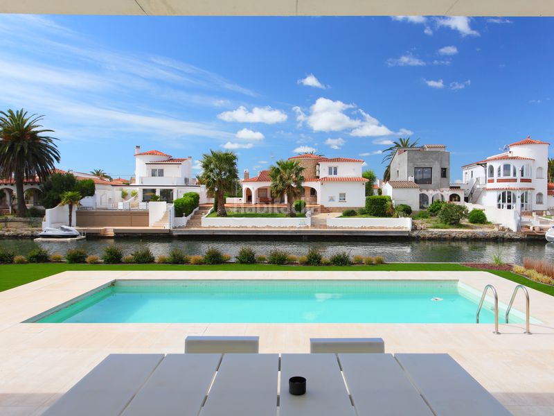 Foto 9f2414ea-6fd8-4d64-a923-7eb70d9e8f6c. Casa amb calefacció aparcament piscina a Peni Empuriabrava