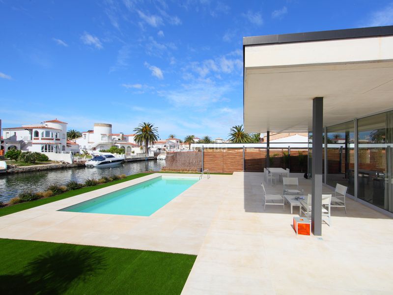 Foto b451c916-78cd-48ac-b631-6fa8000c3c13. Casa amb calefacció aparcament piscina a Peni Empuriabrava