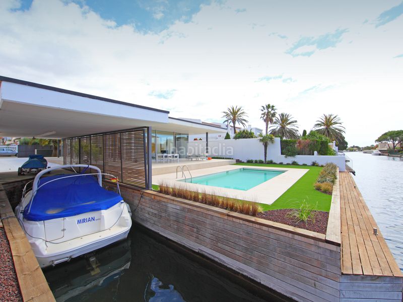 Foto d1257b1d-6eec-4a21-a35b-2cc9d1cfbf09. Casa amb calefacció aparcament piscina a Peni Empuriabrava