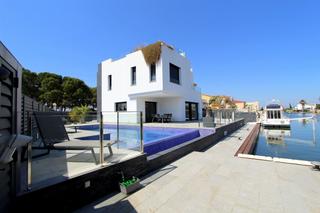 Casa a Santa Margarida. Magnifica casa contemporánea de nueva construcción con amarre de