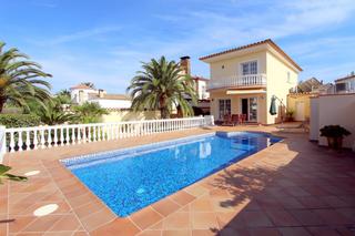 Casa en Cap Ras - Creus - Falconera. Casa con 3 dormitorios al canal situada en uno de los canales an