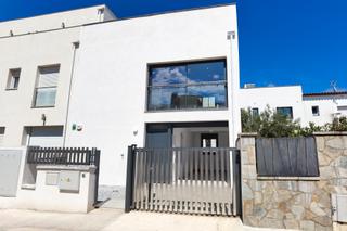 Doppelhaus  Carrer sant maurici 184. Nueva casa adosada moderna con 2 dormitorios y terraza en una ub