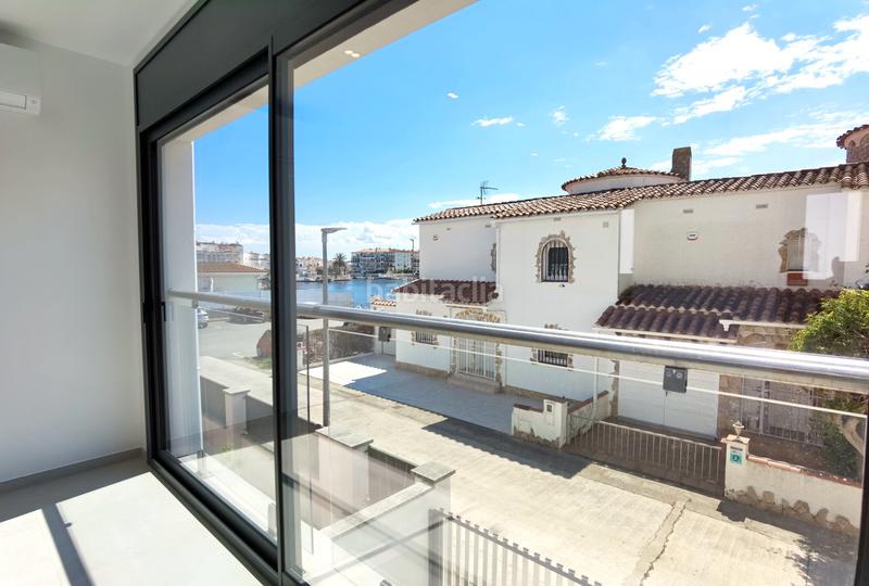 Foto 616cde41-66b0-41eb-a45b-343afbf6c076. Casa pareada en carrer Sant Maurici 184 nueva casa adosada moderna con 2 dormitorios y terraza en una ubicación ideal en Empuriabrava