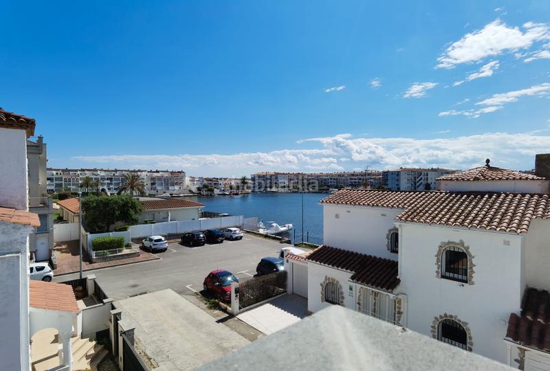 Foto 8a83ab7a-8b96-4db0-ba3f-5769ccd5ef35. Casa pareada en carrer Sant Maurici 184 nueva casa adosada moderna con 2 dormitorios y terraza en una ubicación ideal en Empuriabrava