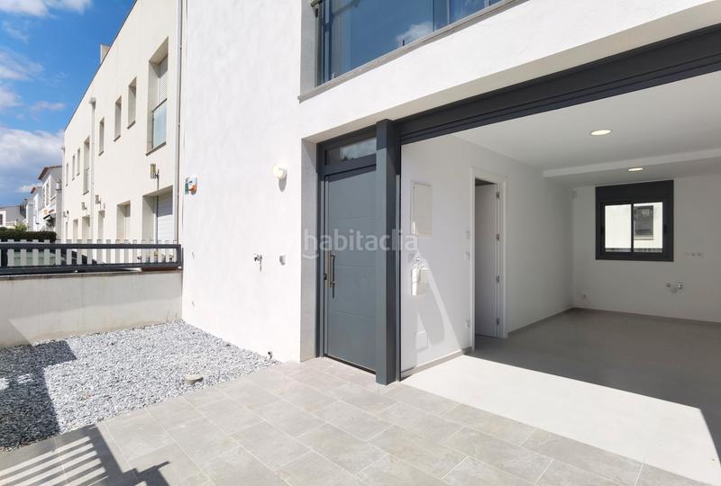 Foto a006a613-a5f8-4b47-a49a-196f4dfce5df. Casa pareada en carrer Sant Maurici 184 nueva casa adosada moderna con 2 dormitorios y terraza en una ubicación ideal en Empuriabrava