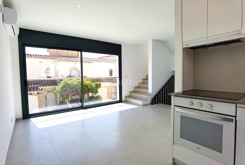 Foto b27a67af-2aa0-44a9-9715-e076555794ba. Casa pareada en carrer Sant Maurici 184 nueva casa adosada moderna con 2 dormitorios y terraza en una ubicación ideal en Empuriabrava