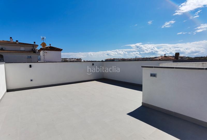 Foto e2cc914e-b091-4a4e-9990-2b2d544c2f1c. Casa pareada en carrer Sant Maurici 184 nueva casa adosada moderna con 2 dormitorios y terraza en una ubicación ideal en Empuriabrava