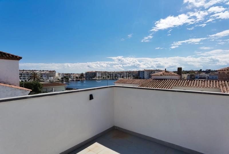 Foto f114900f-3db6-49de-9a8f-b6d7b3d5779b. Casa pareada en carrer Sant Maurici 184 nueva casa adosada moderna con 2 dormitorios y terraza en una ubicación ideal en Empuriabrava