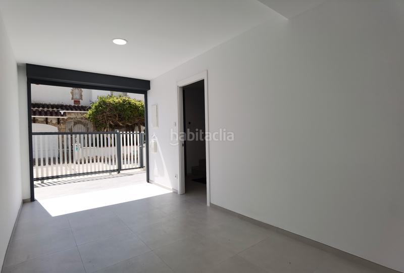 Foto f2e5803a-c99d-4c6f-8358-d39316296b3f. Casa pareada en carrer Sant Maurici 184 nueva casa adosada moderna con 2 dormitorios y terraza en una ubicación ideal en Empuriabrava