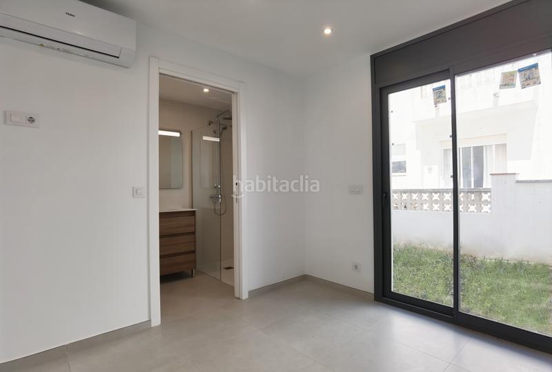 Foto f6a97083-6f4c-4d2c-949c-fef4db994fd8. Casa pareada en carrer Sant Maurici 184 nueva casa adosada moderna con 2 dormitorios y terraza en una ubicación ideal en Empuriabrava