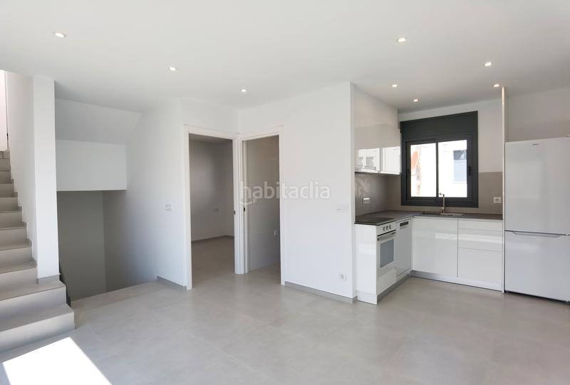 Foto fae6c30a-39b1-4d54-a0f3-730040b81406. Casa pareada en carrer Sant Maurici 184 nueva casa adosada moderna con 2 dormitorios y terraza en una ubicación ideal en Empuriabrava