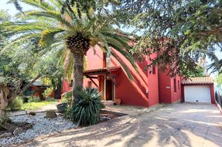 Haus  Carrer carmençó 100. Hermosa casa con 6 dormitorios en una zona tranquila