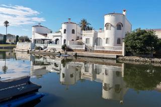 Maison  Carrer empúries c 23a. Casa al canal con amarre de 13m y apartamento independiente.