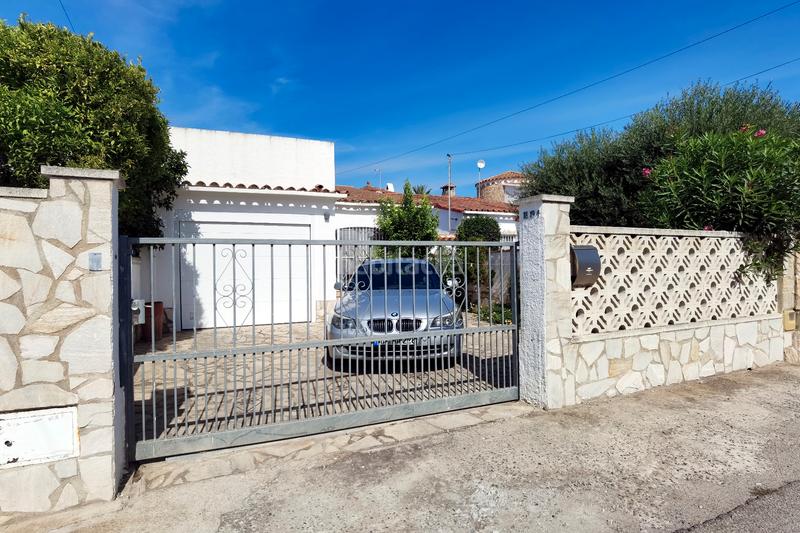 Foto 6f99f05a-c522-4d05-bdd8-1ed1c2453b77. Maison avec cheminée chauffage parking piscine dans Empuriabrava