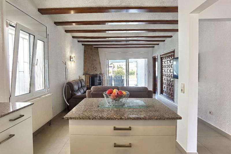 Foto 9c00fdf8-3a50-4dbe-ac05-c4831f883ce9. Maison avec cheminée chauffage parking piscine dans Empuriabrava