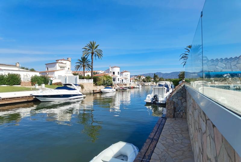 Foto b74b4d3e-d92b-4343-8ab7-95386e949fa3. Maison avec cheminée chauffage parking piscine dans Empuriabrava