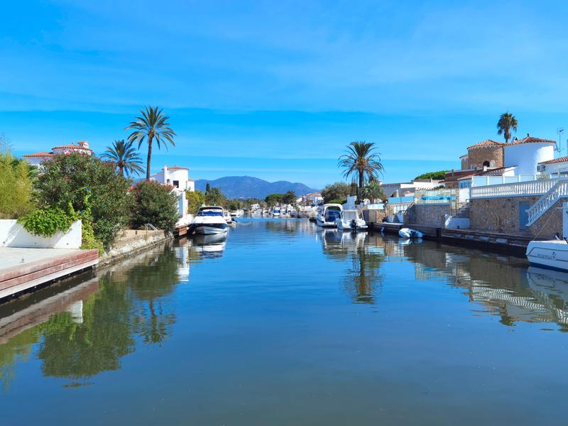 Foto c317d220-5bdb-4c71-bb3f-225cb74639d8. Maison avec cheminée chauffage parking piscine dans Empuriabrava