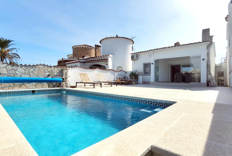 Foto cf0b97bc-4484-49f6-b0f4-679e131df0de. Maison avec cheminée chauffage parking piscine dans Empuriabrava