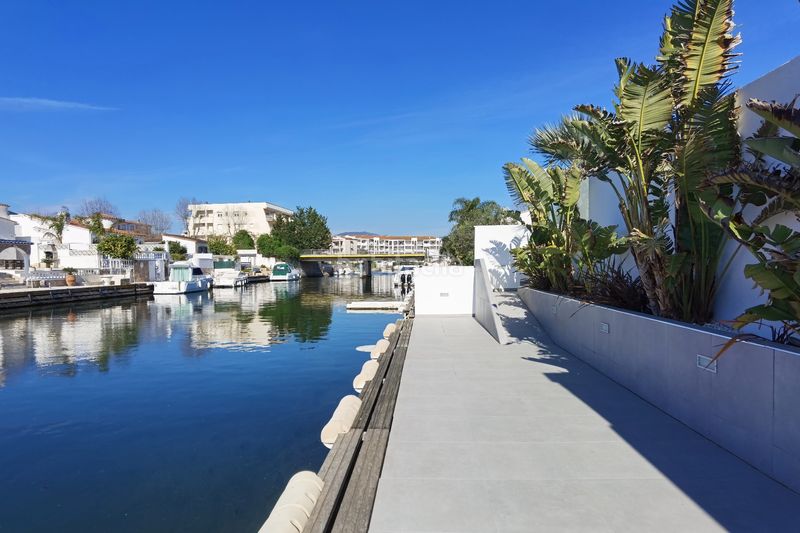 Foto 1a07d0f0-fc62-4476-8524-75808bf89703. Casa amb xemeneia aparcament piscina a Francolí - Freser - Noguera Empuriabrava