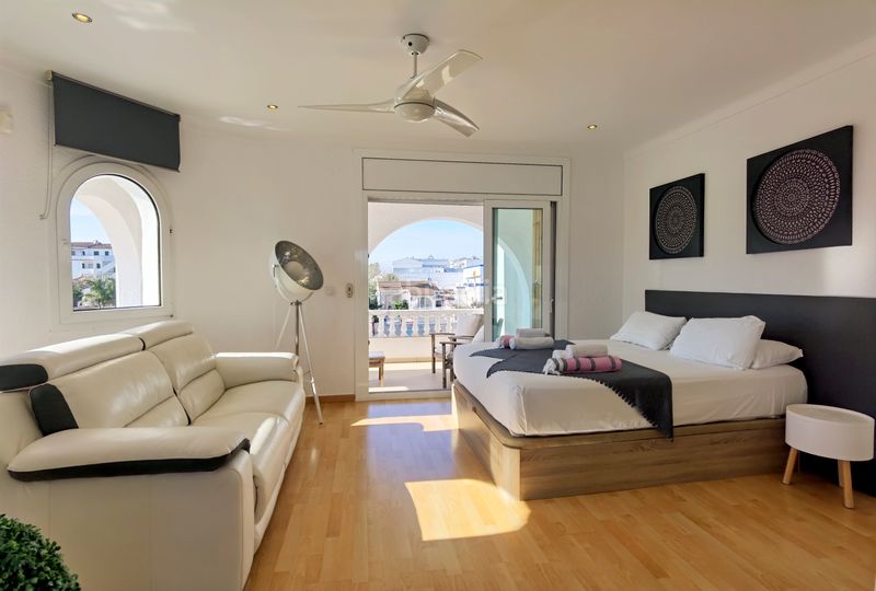 Foto 5a9e9415-51ce-4d65-a332-18ae973dd9fd. Casa amb xemeneia aparcament piscina a Francolí - Freser - Noguera Empuriabrava