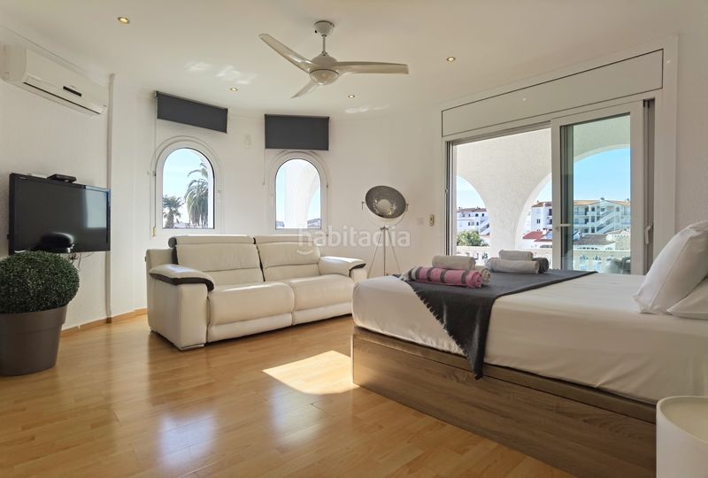 Foto a0030afa-3eb8-407a-b493-21fdb68d7e14. Casa amb xemeneia aparcament piscina a Francolí - Freser - Noguera Empuriabrava