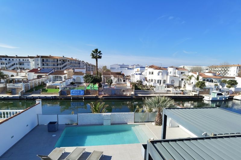 Foto cfd40b7a-9a6b-47f2-a36f-86f356cc90dd. Casa amb xemeneia aparcament piscina a Francolí - Freser - Noguera Empuriabrava