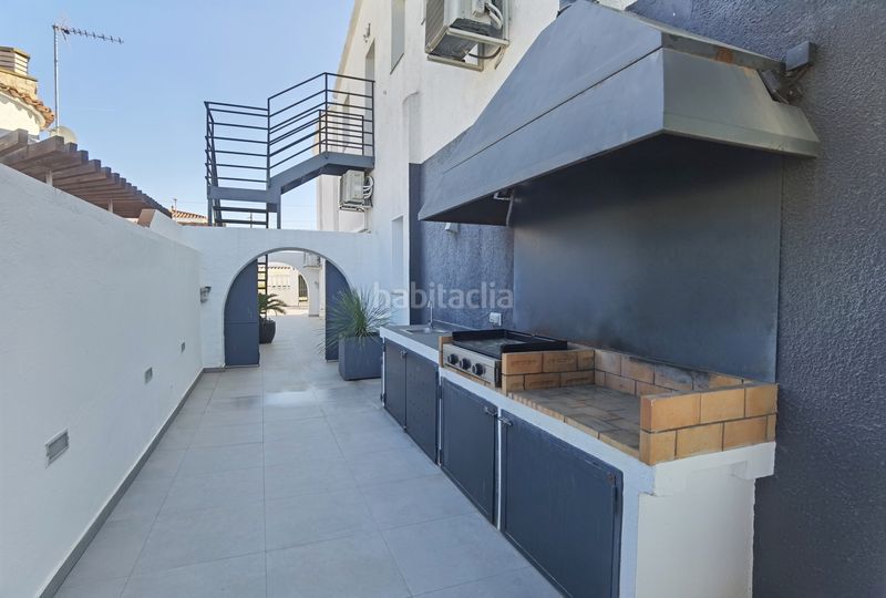 Foto ddcdb612-eb62-4f69-90c2-bd57c25f7603. Casa amb xemeneia aparcament piscina a Francolí - Freser - Noguera Empuriabrava