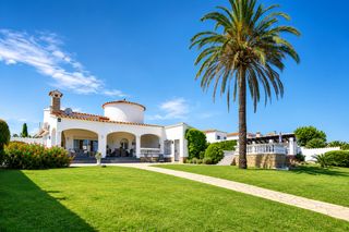 Casa  Carrer francolí. Casa al canal con piscina , orientacion sur , terreno 1500m2 y 3