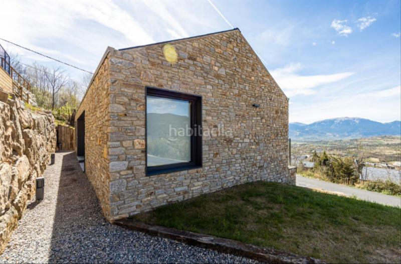 Foto 5fffc940-0b81-46a5-b476-7a93f2284073. Casa adosada en carrer camí vell de Llívia 7 diseño nórdico con vistas panorámicas en Llívia