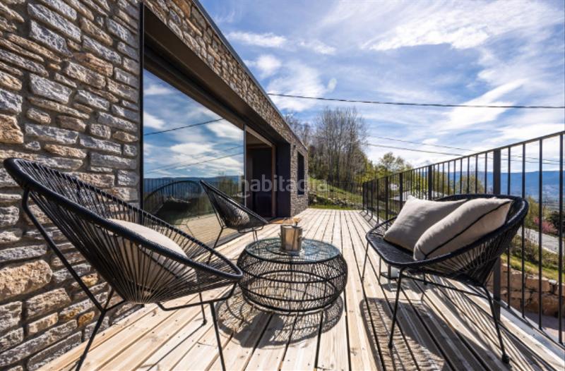 Foto bad11dac-a060-4b8d-94cc-3f27e6f4d311. Casa adosada en carrer camí vell de Llívia 7 diseño nórdico con vistas panorámicas en Llívia