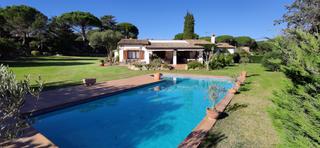 Casa a Avinguda de la costa brava 1. Casa muy soleada de una planta y gran jardin sobre campo de golf
