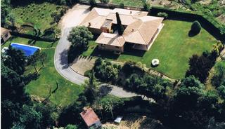 Casa a Avinguda de l' esglsia 14. Casa seorial privada con gran terreno que le da intimidad